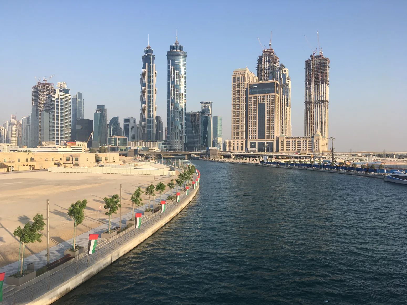 Gratte-ciel de Business Bay, avec Al Habtoor City à droite et les tours du JW Marriott Marquis au centre — photo prise en 2017.