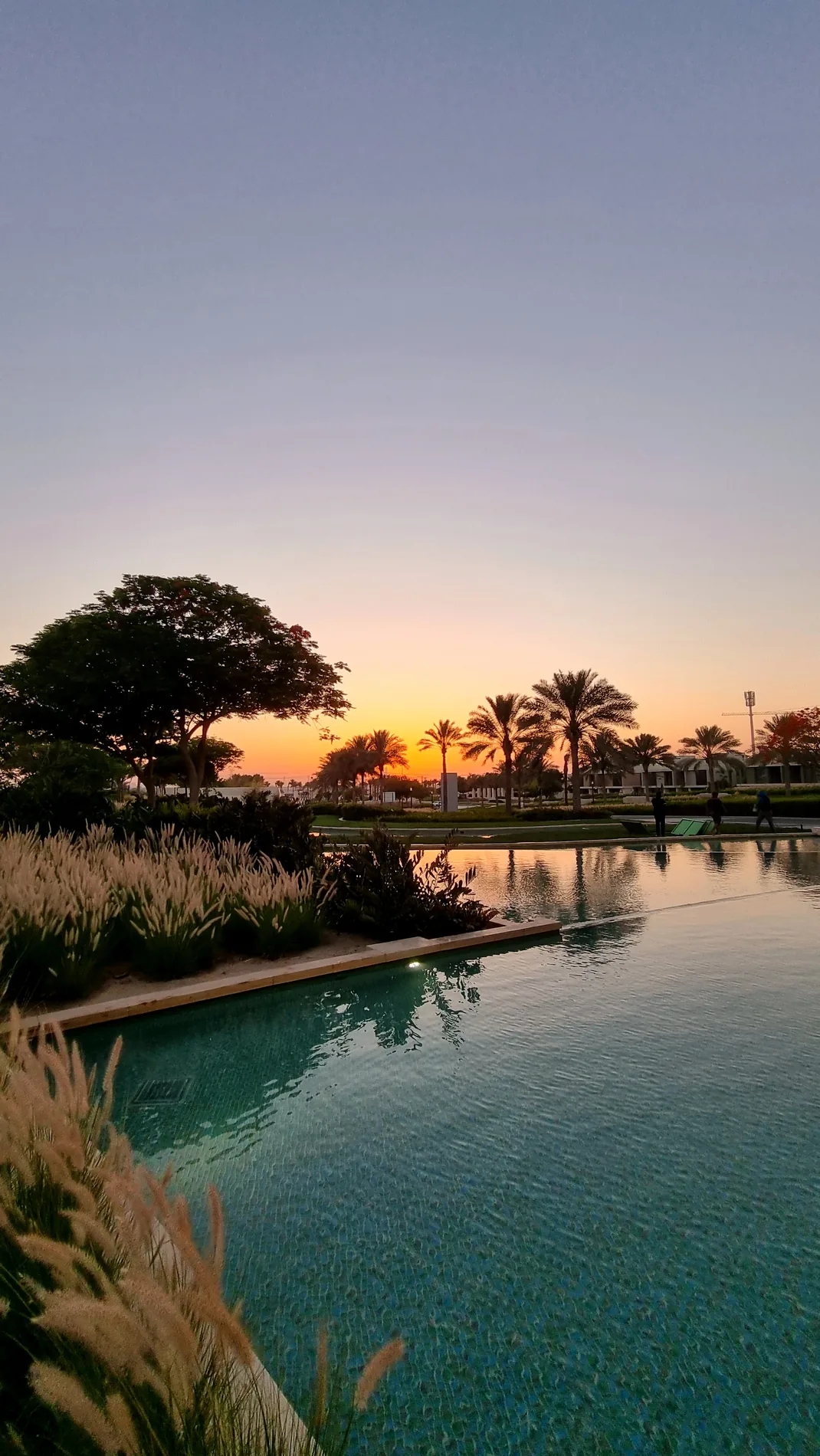 Vue paysagée à l’entrée de Dubai Hills au coucher du soleil, photographiée en mai 2022 ; elle ne représente pas Dubai Hills Park ou l’hôpital.